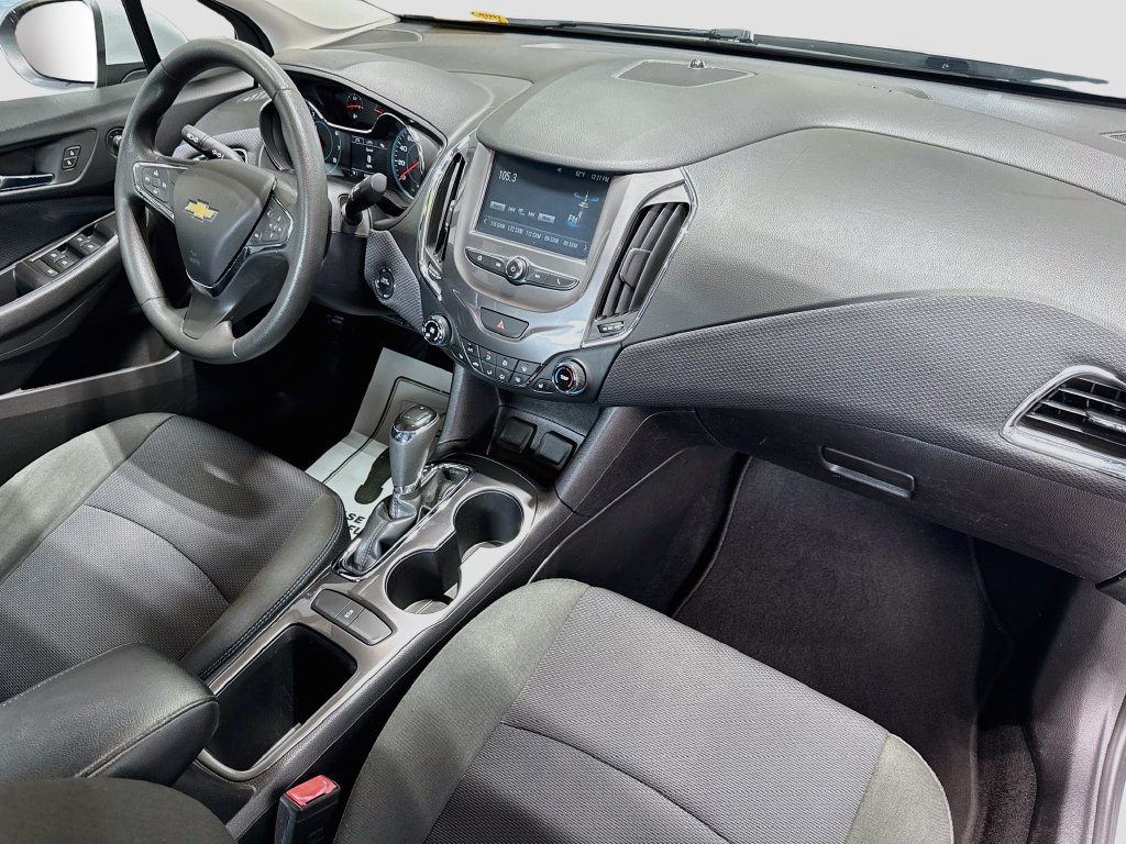 Used 2018 Chevrolet Cruze LT w/ Convenience Package FWD image 27
