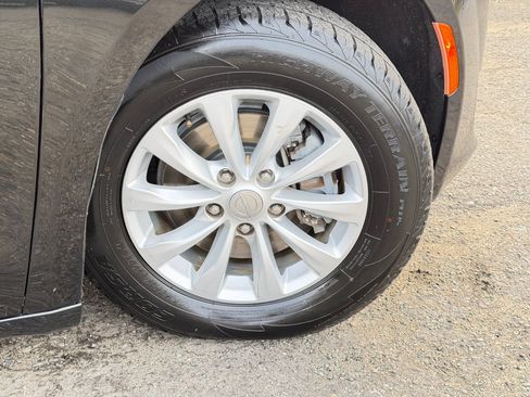 Used 2018 Chrysler Pacifica Touring-L image 83