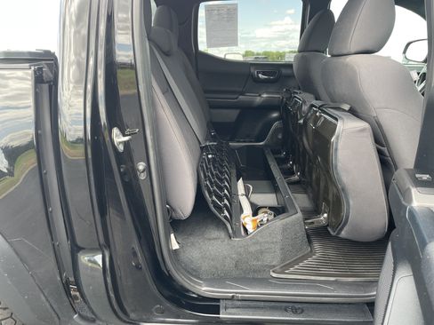 Used 2016 Toyota Tacoma TRD Off-Road AWD/4WD image 41
