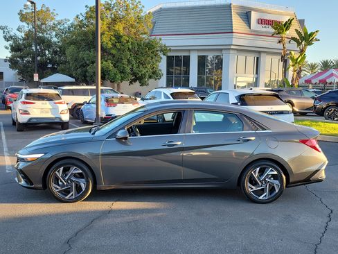 Used 2025 Hyundai Elantra Limited image 3