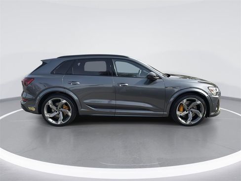 Used 2022 Audi e-tron S Prestige w/ Prestige Package image 3