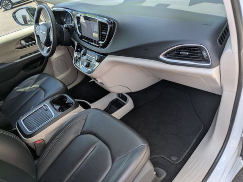 Used 2024 Chrysler Pacifica Touring-L FWD image 22