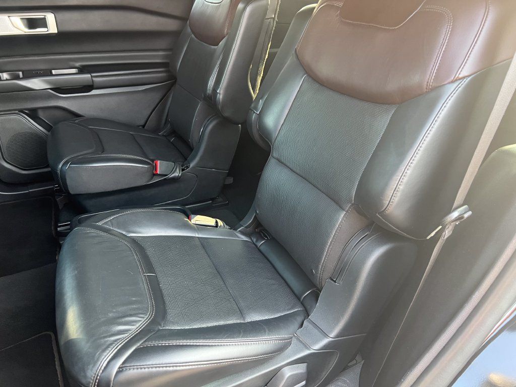 Used 2020 Ford Explorer Platinum w/ Premium Technology Package AWD/4WD image 16