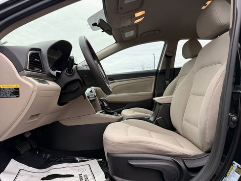 Used 2017 Hyundai Elantra SE image 14