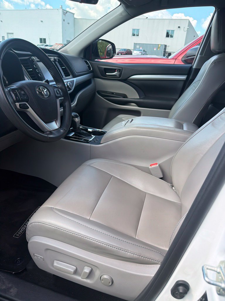 Used 2019 Toyota Highlander XLE AWD/4WD image 1