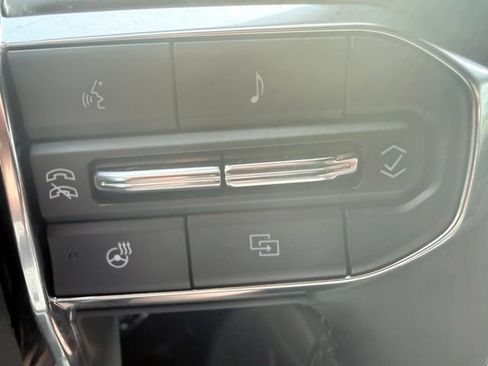 Used 2025 GMC Yukon Denali RWD image 35