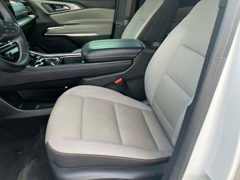 Used 2025 Chevrolet Traverse LT w/ Driver Confidence Package FWD image 16