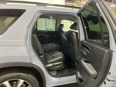 Used 2025 Honda Pilot Touring image 16