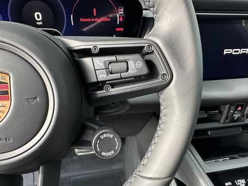 Used 2026 Porsche Macan Electric RWD image 17