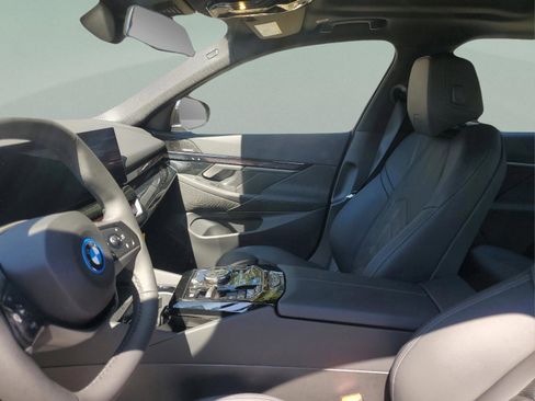 Used 2025 BMW i5 eDrive40i w/ Premium Package image 17