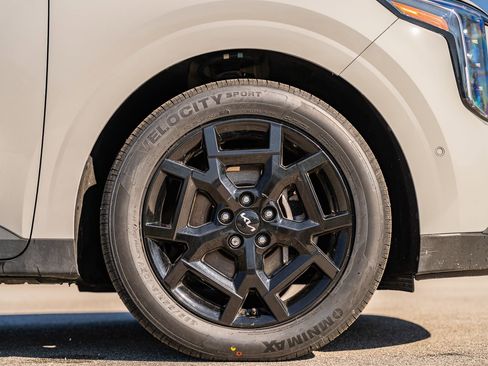 Used 2025 Kia Carnival SX Prestige image 9