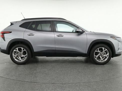 Used 2025 Chevrolet Trax LT w/ LT Convenience Package FWD image 11