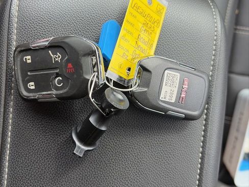 Used 2023 GMC Acadia Denali w/ Denali Technology Package image 10