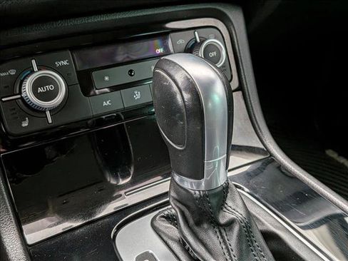 Used 2017 Volkswagen Touareg Sport image 28