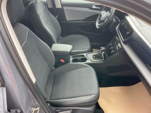 Used 2024 Volkswagen Taos SE image 20