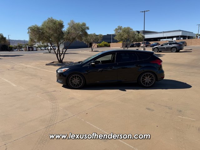 Used 2017 Ford Focus SE FWD image 3