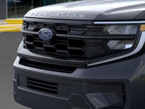 New 2025 Ford Expedition Active image 17