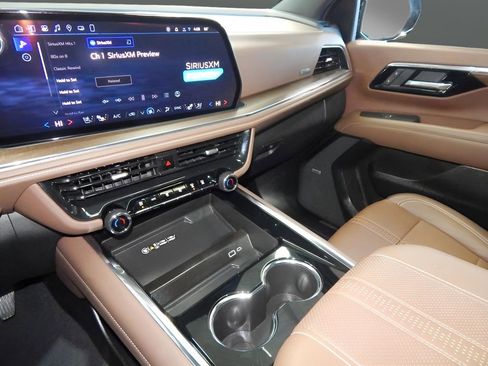 Used 2025 Chevrolet Suburban High Country image 24