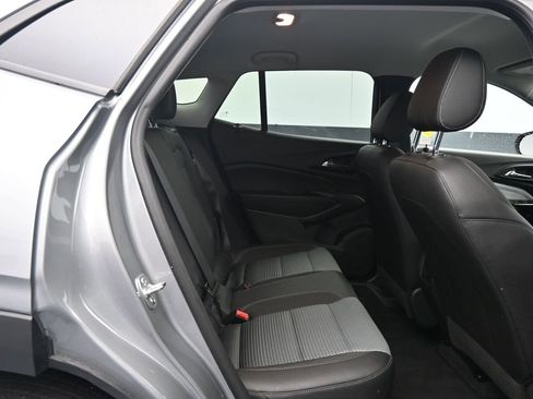 Used 2025 Chevrolet Trax LT w/ LT Convenience Package image 17