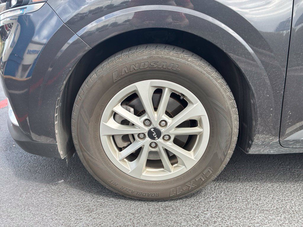 Used 2024 Kia Carnival LX FWD image 3