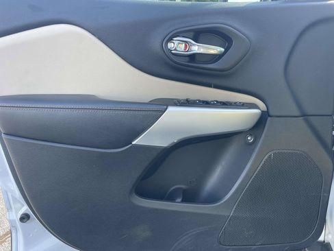 Used 2018 Jeep Cherokee Limited FWD image 16