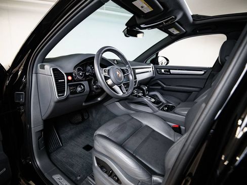 Used 2023 Porsche Cayenne Platinum Edition AWD/4WD image 4