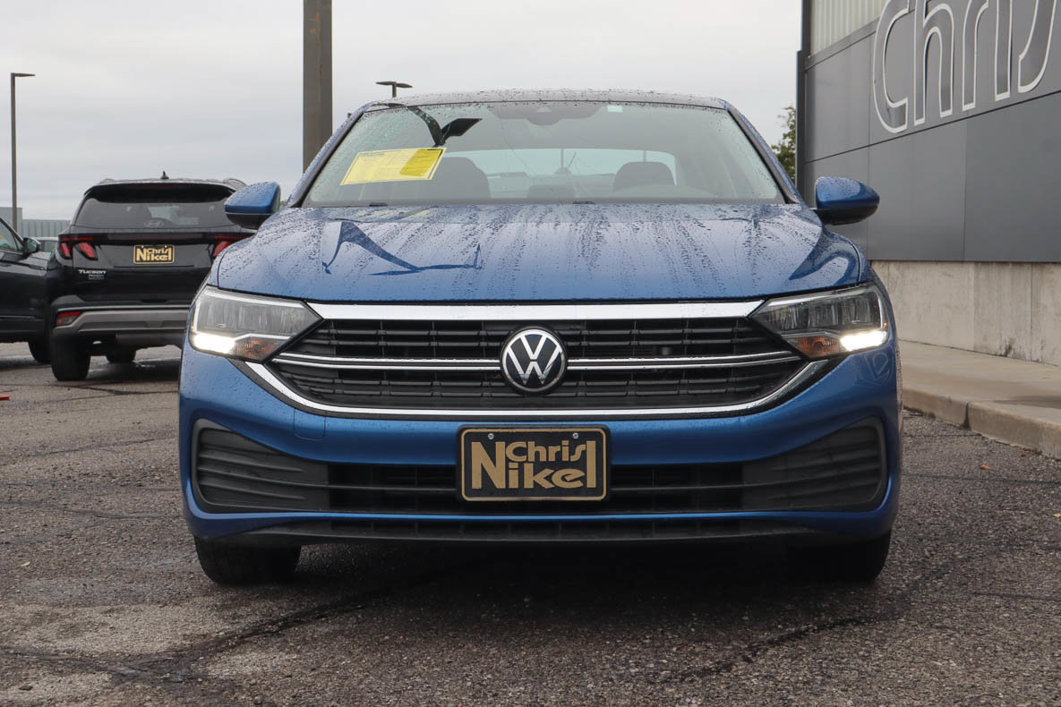 Used 2024 Volkswagen Jetta SE FWD image 2