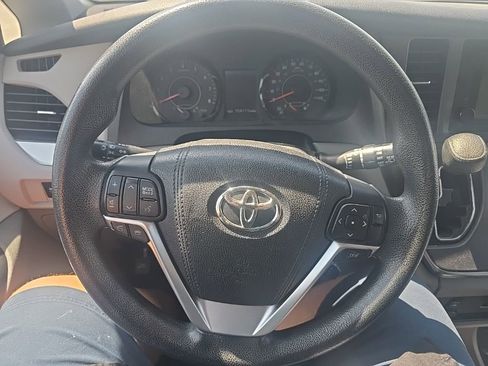 Used 2016 Toyota Sienna LE image 13