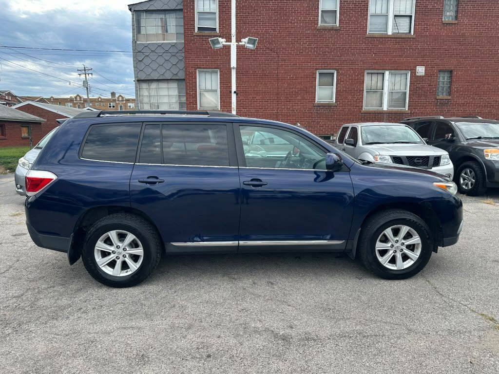 Used 2013 Toyota Highlander Plus AWD/4WD image 4