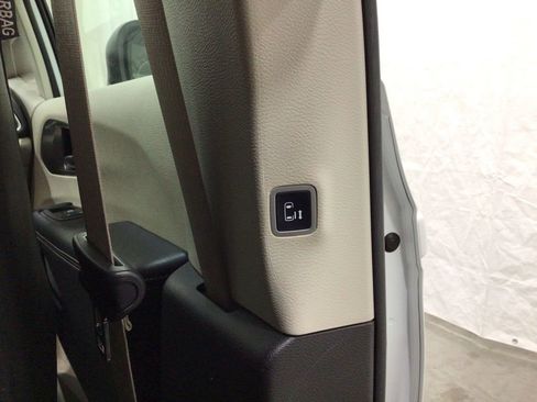 Used 2023 Chrysler Pacifica Touring-L FWD image 32