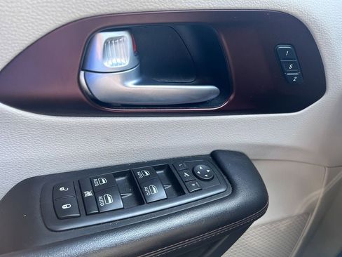 Used 2017 Chrysler Pacifica Limited w/ UConnect Theater Package FWD image 28
