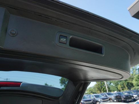 Used 2021 Toyota Highlander XLE AWD/4WD image 6