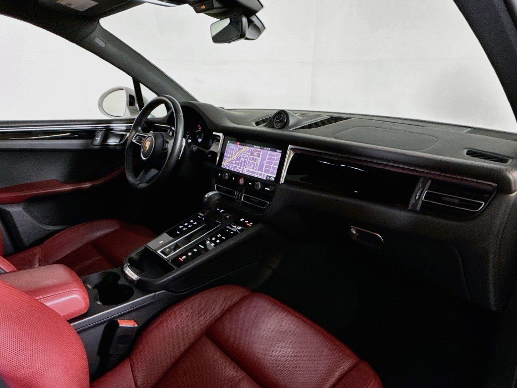 Certified 2025 Porsche Macan AWD/4WD image 17