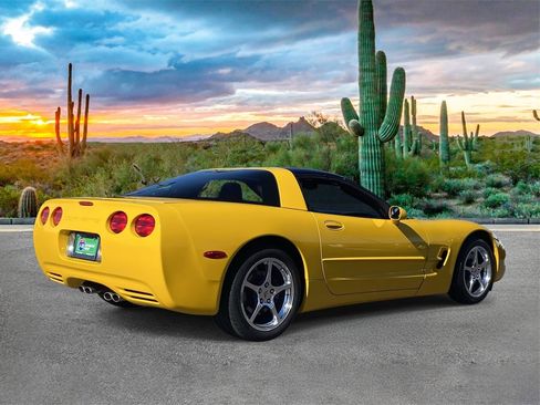 Used 2004 Chevrolet Corvette Coupe w/ Roof Package image 3
