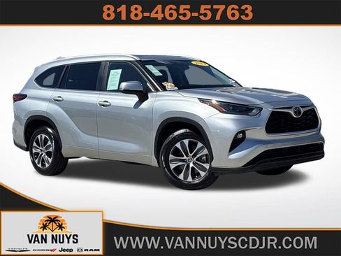Used 2023 Toyota Highlander XLE image 1