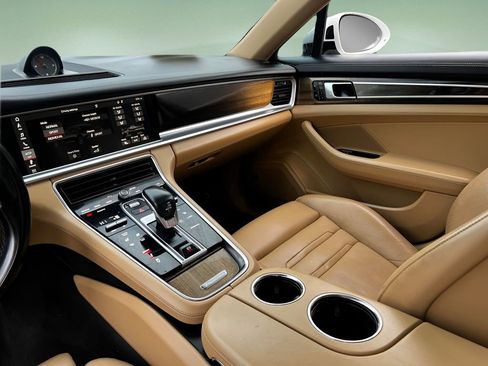Used 2018 Porsche Panamera image 13