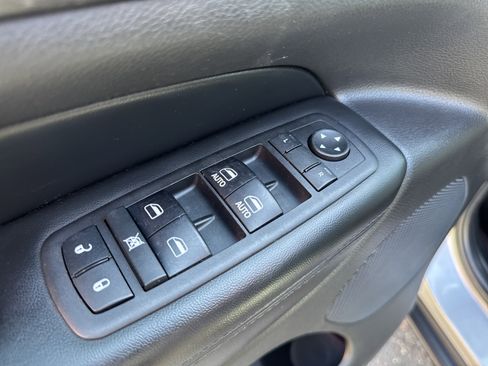 Used 2018 Jeep Grand Cherokee Laredo AWD/4WD image 14