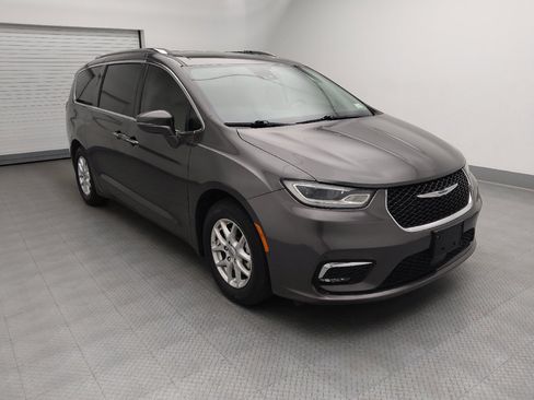 Used 2021 Chrysler Pacifica Touring-L FWD image 13
