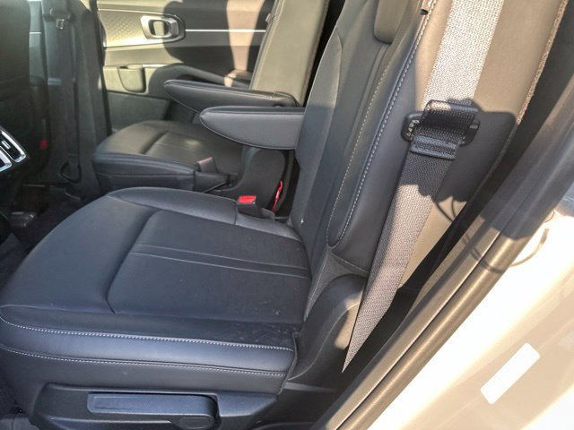 Used 2025 Kia Sorento EX w/ Panoramic Sunroof Package FWD image 9
