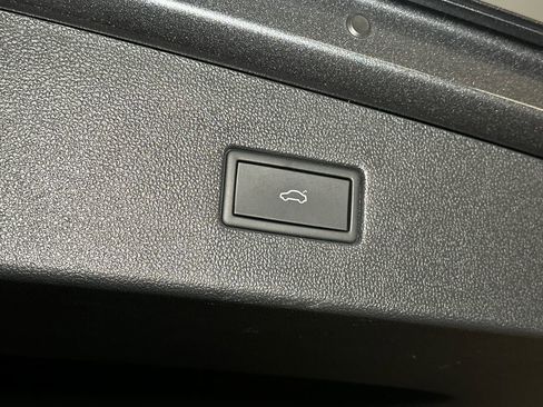 Used 2023 Volkswagen Tiguan SEL R-Line image 7