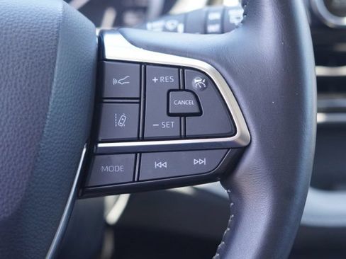Used 2020 Toyota Highlander XLE FWD image 25