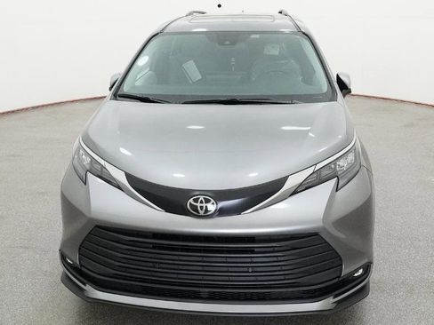 New 2026 Toyota Sienna XLE FWD image 3