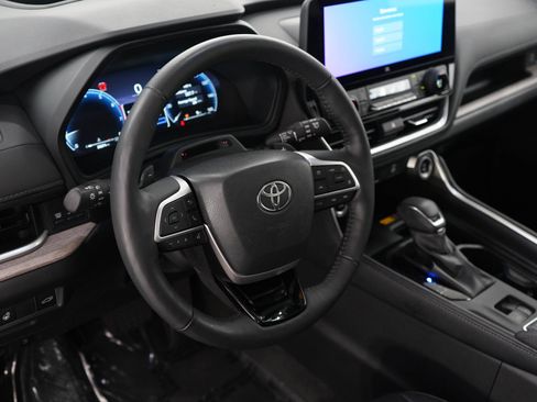 Used 2024 Toyota Grand Highlander AWD image 22