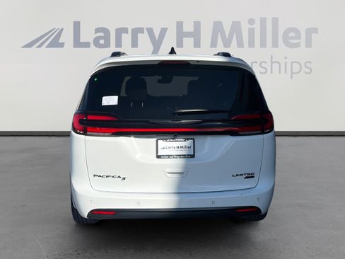 New 2026 Chrysler Pacifica Limited image 4