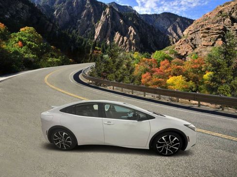 Used 2023 Toyota Prius Prime FWD image 4