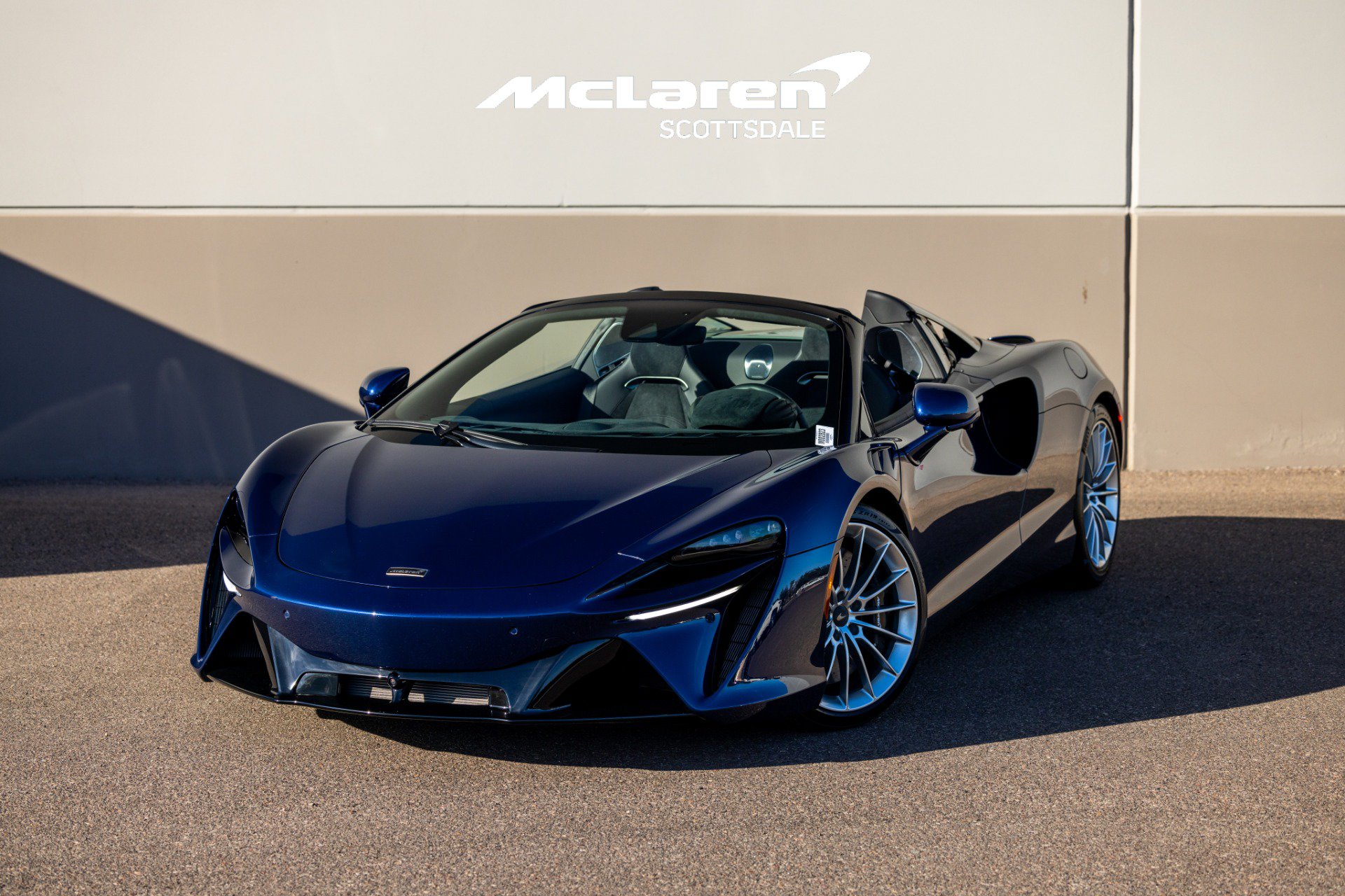 Used 2025 McLaren Artura Spider RWD image 1