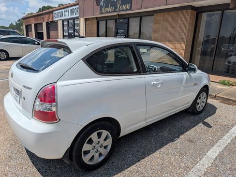 Used 2011 Hyundai Accent SE FWD image 1