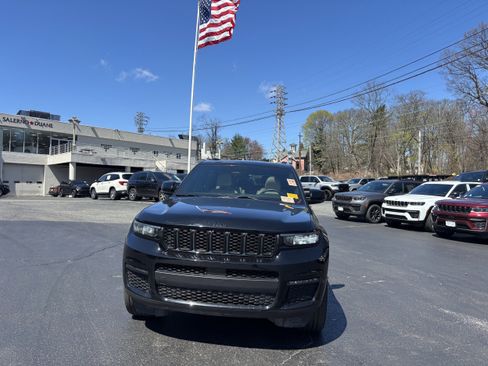 Certified 2025 Jeep Grand Cherokee L Limited w/ Black Appearance Package AWD/4WD image 2