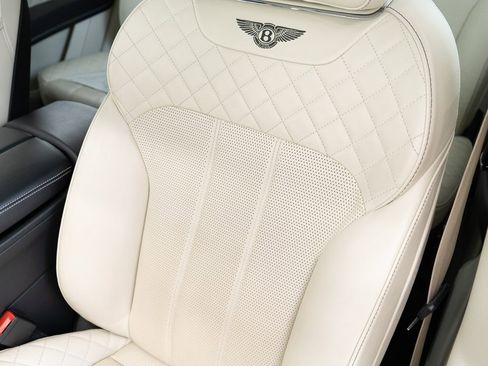 Used 2020 Bentley Bentayga V8 image 18