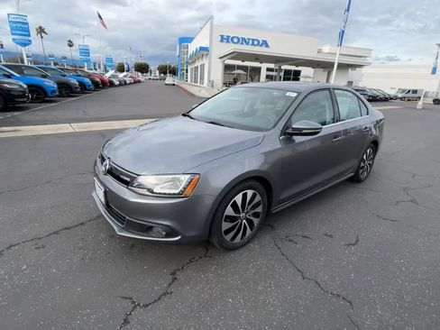 Used 2013 Volkswagen Jetta SEL Premium image 4
